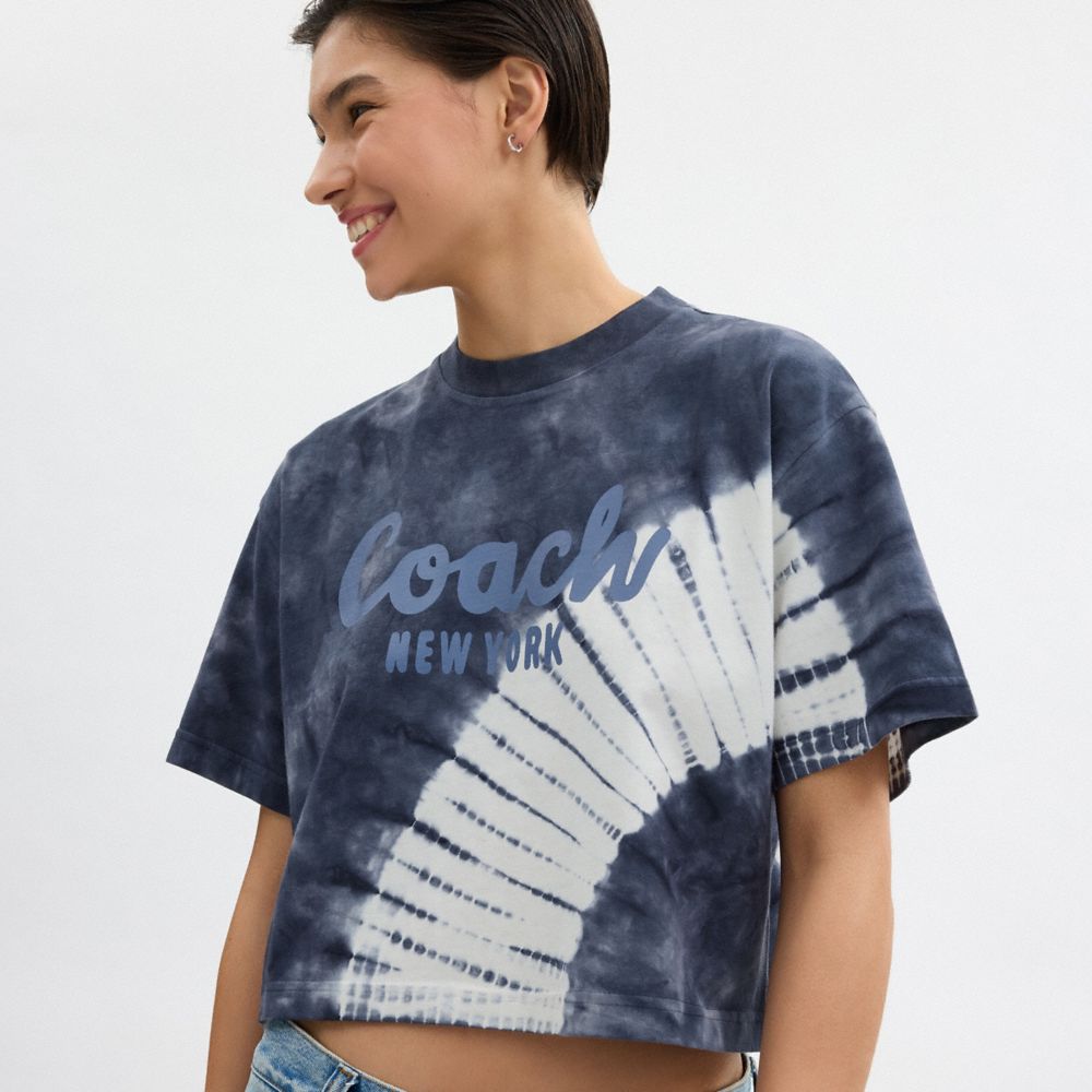 Coach Tie Dye Cursive Signature Cropped T Shirt In Organic Cotton Azul Marino Multicolor | COH866006