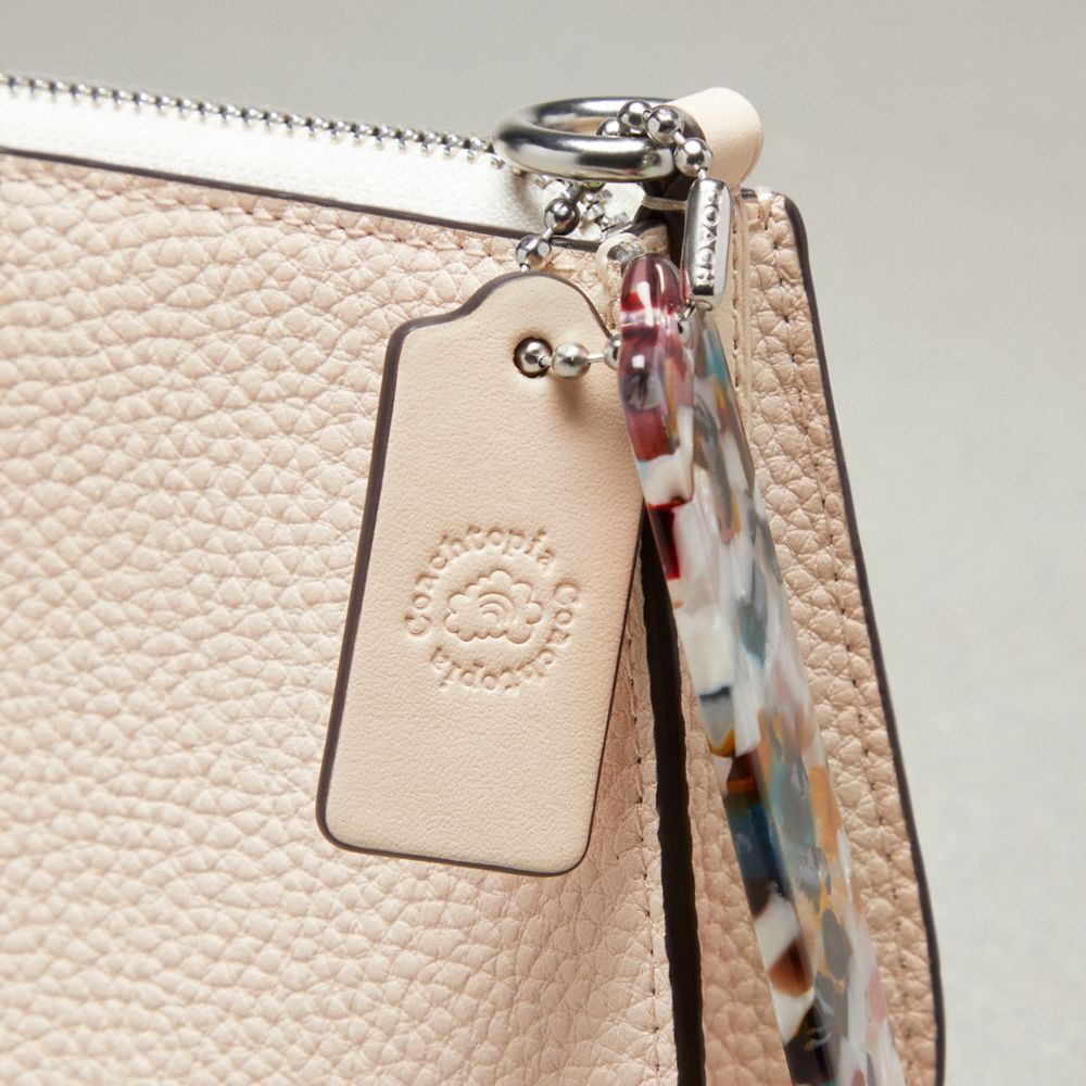 Coach Wavy Baguette Bag In Pebbled Coachtopia Leather Beige | COH864826