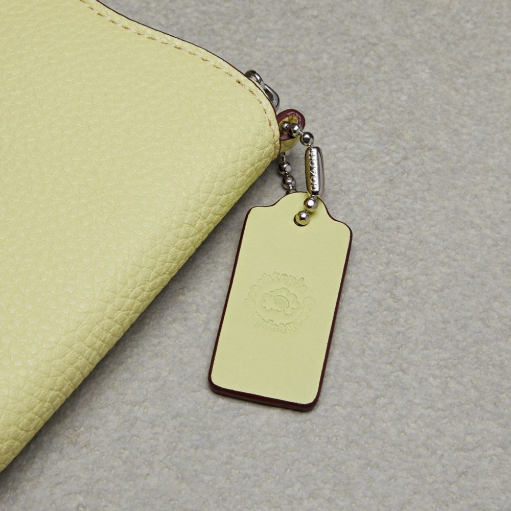 Coach Wavy Zip Around Wallet In Coachtopia Leather Verde Claro | COH865541