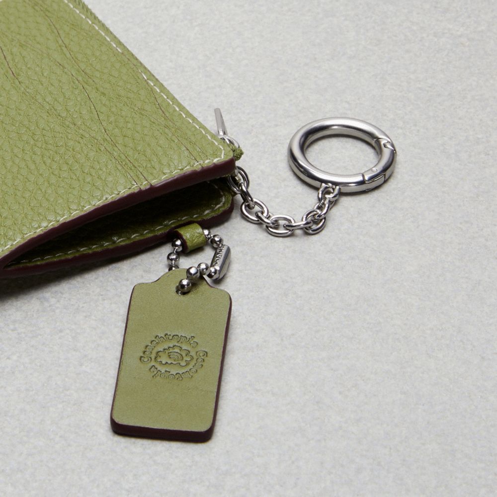 Coach Wavy Zip Card Case In Pebbled Coachtopia Leather With Key Ring Verde Oliva Verde | COH865561