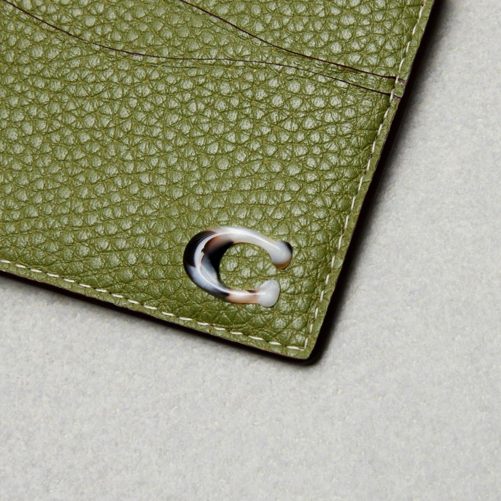 Coach Wavy Zip Card Case In Pebbled Coachtopia Leather With Key Ring Verde Oliva Verde | COH865675